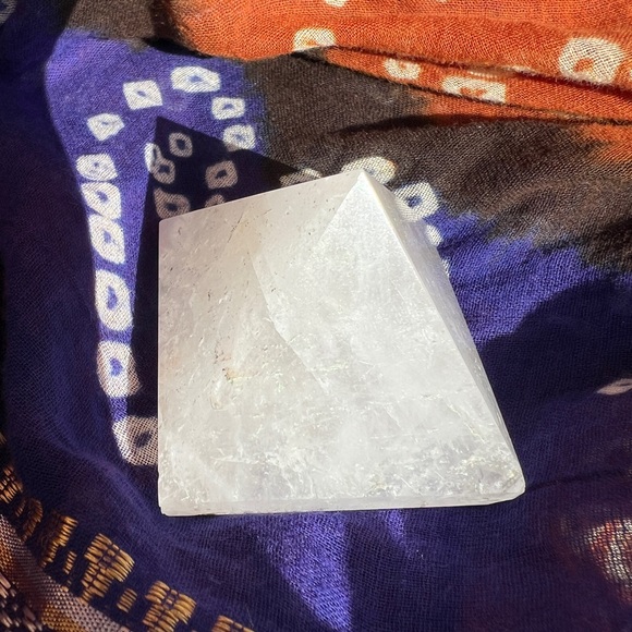 WHITE QUARTZ CRYSTAL PYRAMID - Picture 9 of 13